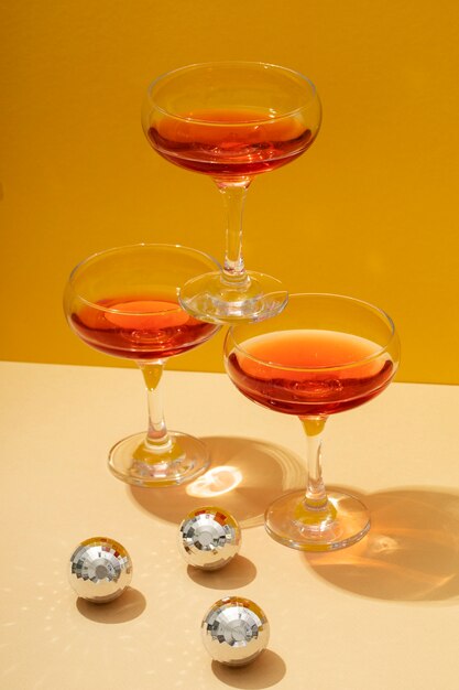 Silvesterparty-Arrangement mit Gläsern und Getränken