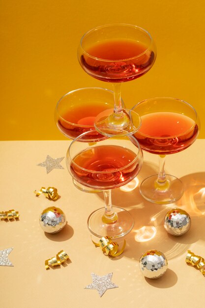 Silvesterparty-Arrangement mit Gläsern und Getränken