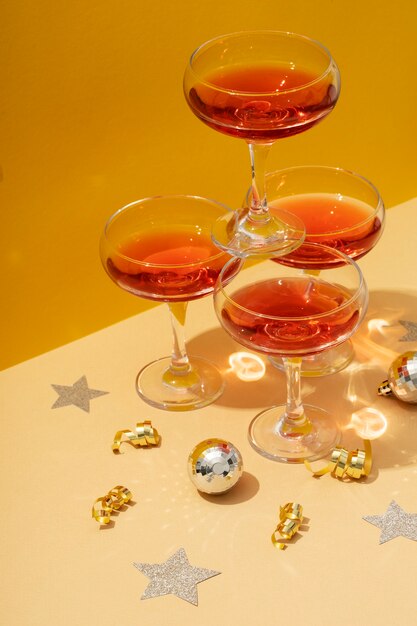 Silvesterparty-Arrangement mit Gläsern und Getränken