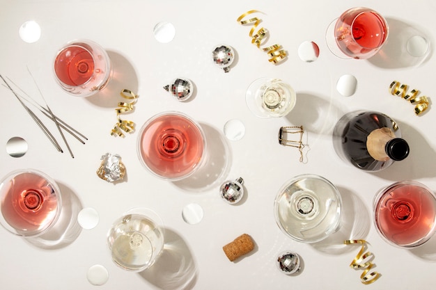 Silvesterparty-Arrangement mit Sektflasche