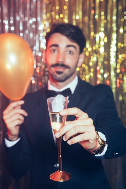 Silvesterparty mit dem Mann, der Glas hält