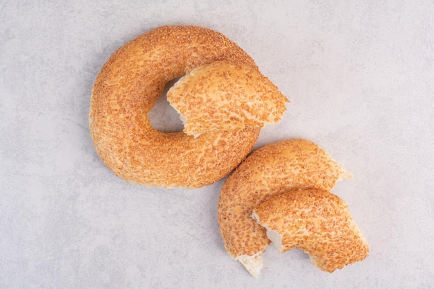 Simit mit Sesamsamen auf grauem Hintergrund. Foto in hoher Qualität