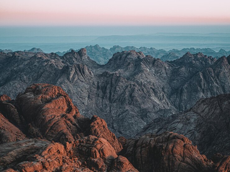 Kostenlose Foto sinai rocky mountains in der nähe der stadt saint catherine ägypten bei malerischem sonnenuntergang