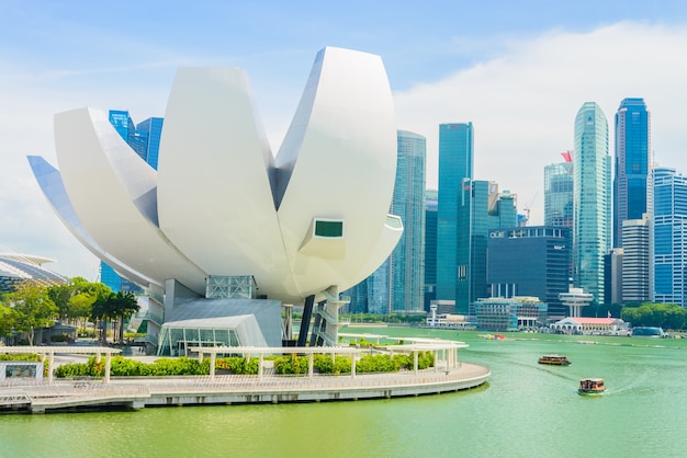 Kostenloses Foto singapur - 16. juli 2015: blick auf marina bay. marina bay ist eine der berühmtesten touristenattraktionen in singapur.