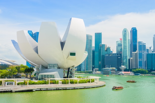 SINGAPUR - 16. JULI 2015: Blick auf Marina Bay. Marina Bay ist eine der berühmtesten Touristenattraktionen in Singapur.