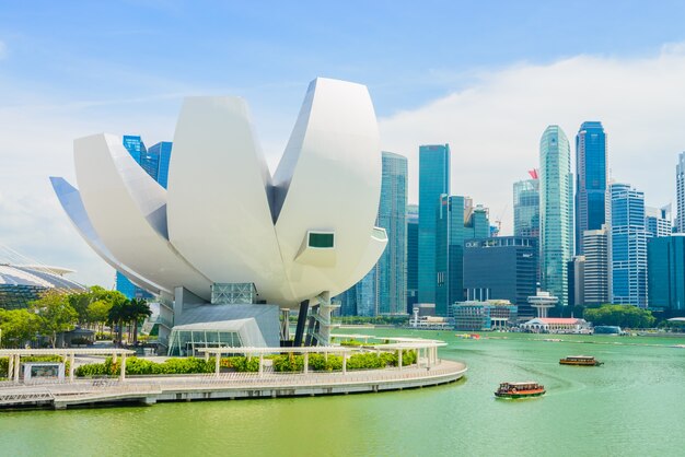 SINGAPUR - 16. JULI 2015: Blick auf Marina Bay. Marina Bay ist eine der berühmtesten Touristenattraktionen in Singapur.