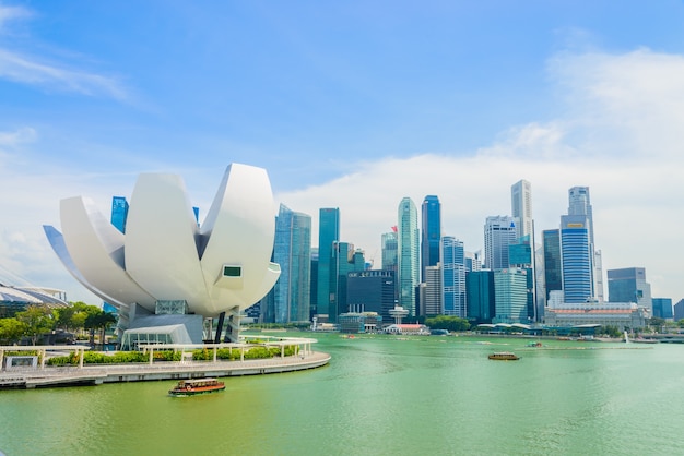 SINGAPUR - 16. JULI 2015: Blick auf Marina Bay. Marina Bay ist eine der berühmtesten Touristenattraktionen in Singapur.