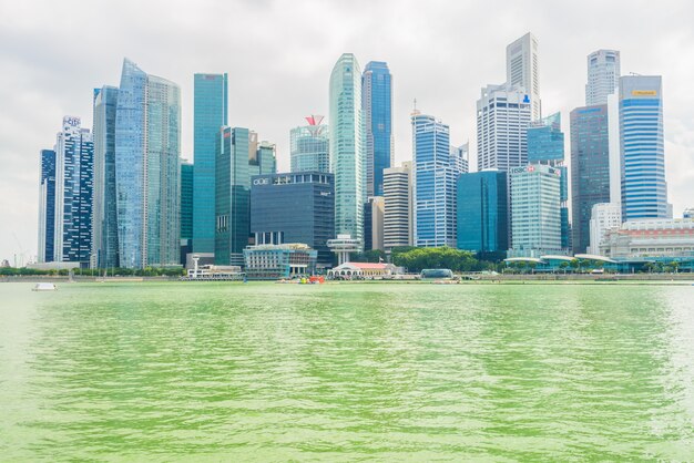 SINGAPUR - 16. JULI 2015: Blick auf Marina Bay. Marina Bay ist eine der berühmtesten Touristenattraktionen in Singapur.
