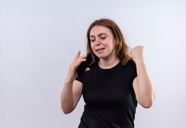 Singende junge lässige Frau, die Handy als Mikrofon auf isoliertem Leerraum mit Kopienraum verwendet