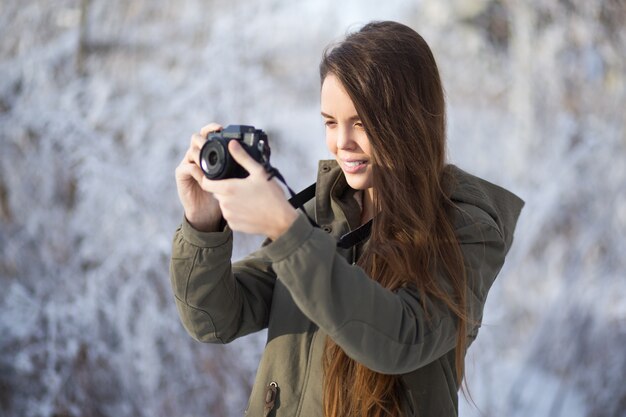 Single hält Schnee Dame im Freien