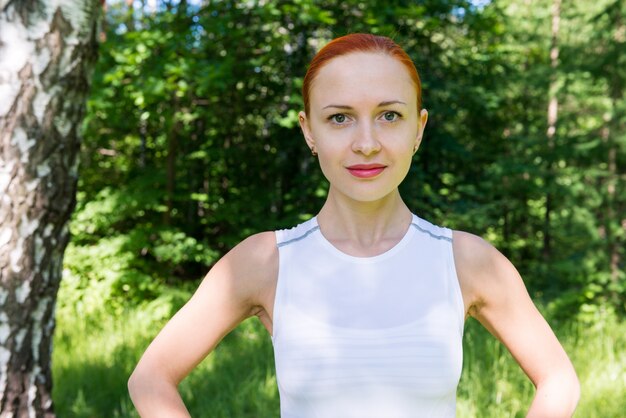 Sinnliche Fitness Frau im Park