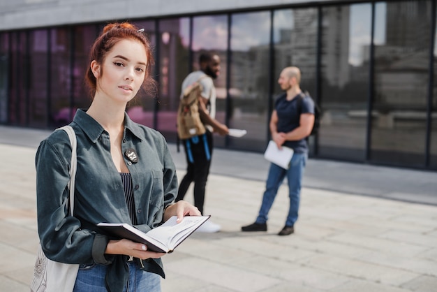 Kostenloses Foto sinnliche frau mit buch