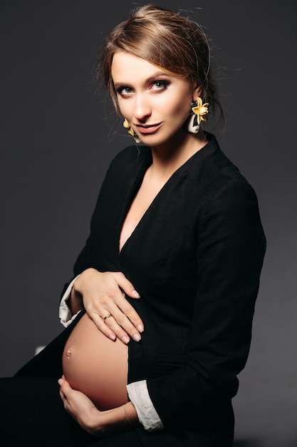Kostenloses Foto sinnliche und modische schwangere frau