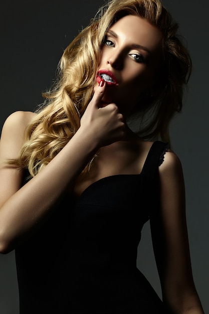 sinnliches Glamourporträt der schönen blonden Frau Model Lady mit frischem Make-up und gesundem lockigem Haar
