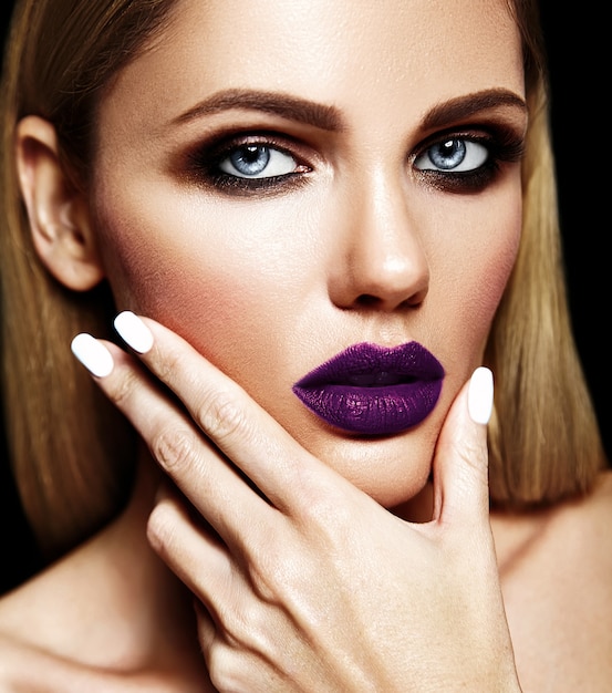 sinnliches Glamourporträt der schönen blonden Frau Model Lady mit frischem täglichen Make-up mit dunkelvioletter Lippenfarbe und sauberer gesunder Haut