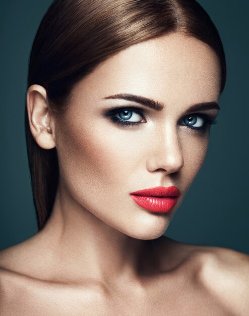 sinnliches Porträt vorbildlicher Dame der Schönheit mit neuem täglichem Make-up mit den roten Lippen und sauberem gesundem Hautgesicht