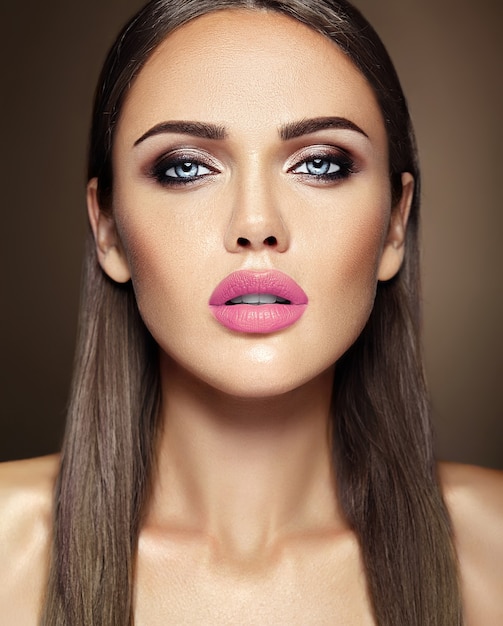 sinnliches Zauberporträt vorbildlicher Dame der Schönheit mit neuem täglichem Make-up mit rosa Lippenfarbe und sauberem gesundem Hautgesicht