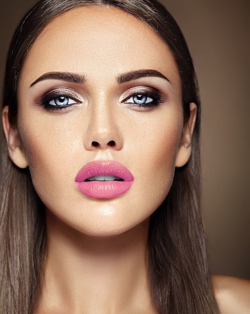 Kostenloses Foto sinnliches zauberporträt vorbildlicher dame der schönheit mit neuem täglichem make-up mit rosa lippenfarbe und sauberem gesundem hautgesicht