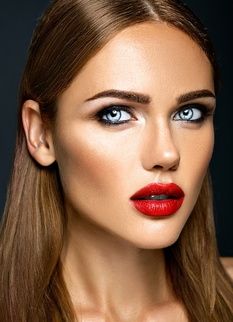 sinnliches Zauberporträt vorbildlicher Dame der Schönheit mit neuem täglichem Make-up mit roter Lippenfarbe und sauberem gesundem Hautgesicht