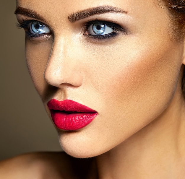 sinnliches Zauberportrait der vorbildlichen Dame der schönen Frau mit neuem täglichem Make-up mit roter Lippenfarbe und sauberem gesundem Hautgesicht