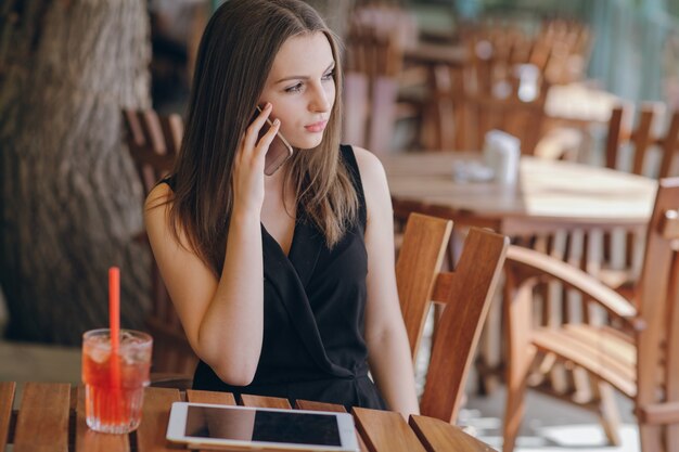 Sitzen chat frau mädchen telefon