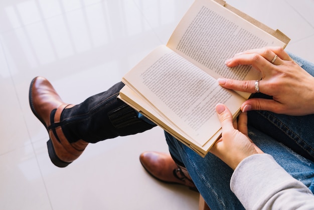 Sitzende Person beim Lesen