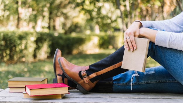 Sitzende Person, die Buch hält