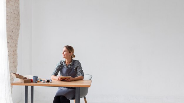 Sitzender Kopienraum des glücklichen Künstlers