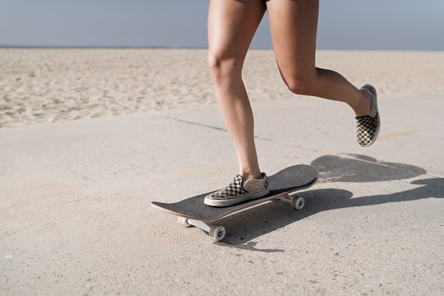 Skater am Strand hautnah