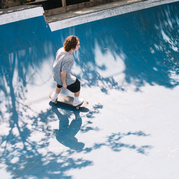 Skater an Bord auf Rampe