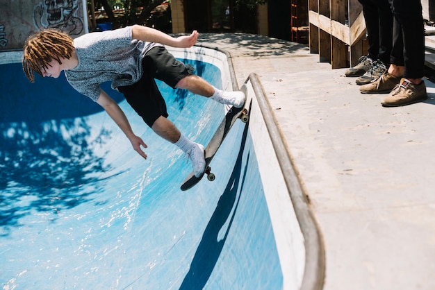 Kostenloses Foto skater auf rampe runter