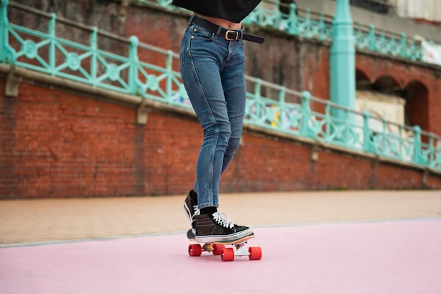 Kostenloses Foto skater auf skateboard im freien hautnah