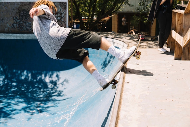 Skater balancieren auf der Rampe