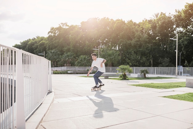 Kostenloses Foto skater boy auf skateboard fahren