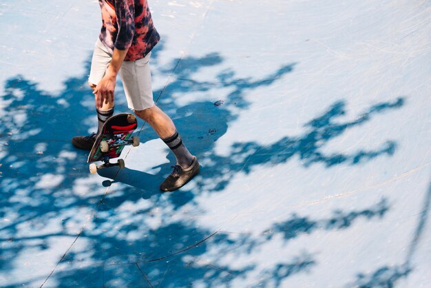 Skater, der mit Brett geht