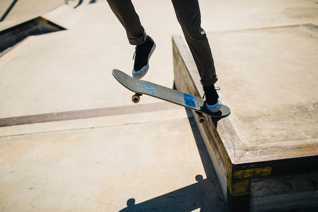 Skater die Beine während eines Tricks