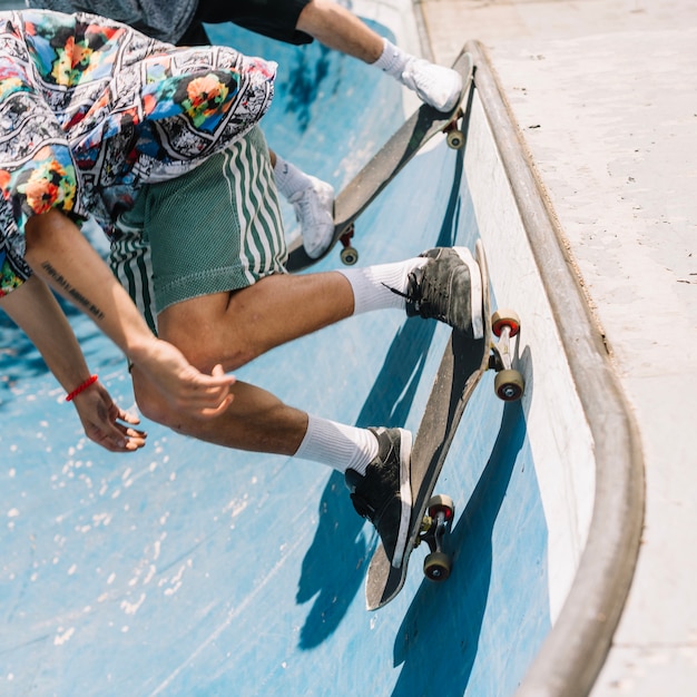 Skater fahren auf der Rampe