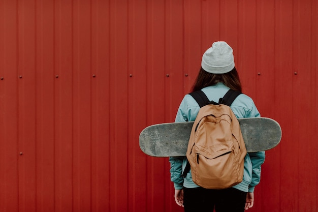 Kostenloses Foto skater-mädchen in der stadt von hinten kopierraum