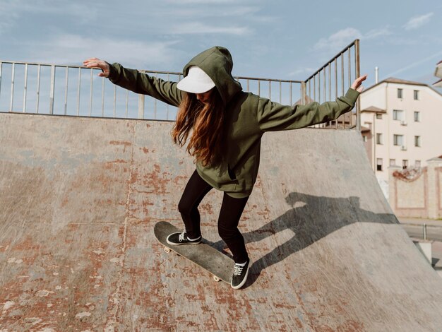 Skater Mädchen mit Rampen für Tricks