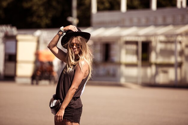 Skater Mädchen posiert