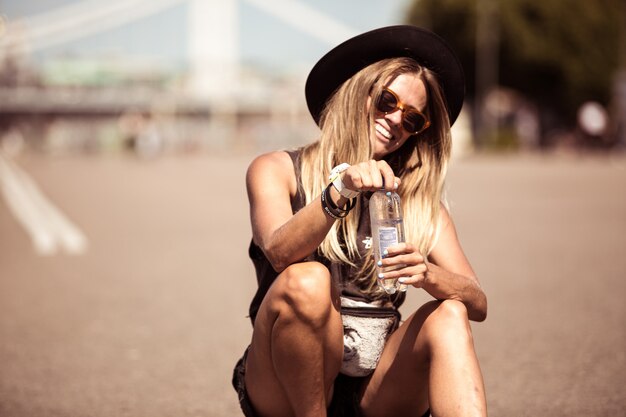 Skater Mädchen posiert