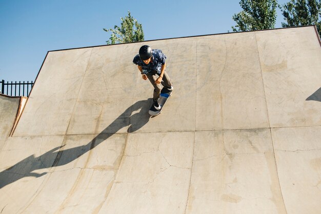 Skater mit Helm in der Halfpipe