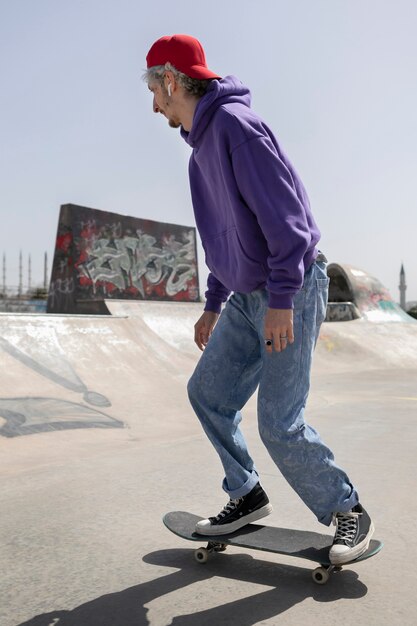 Skater mit Trucker-Hut