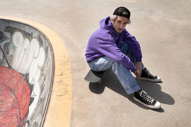 Skater mit Trucker-Hut