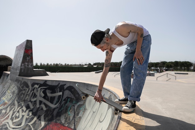 Skater mit Trucker-Hut