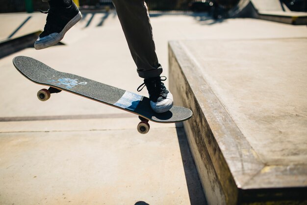 Skater&#39;s Beine mit Skateboard und Big Jump