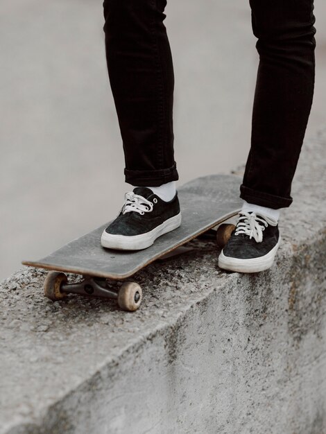 Skaterin, die Skateboarding im Freien übt