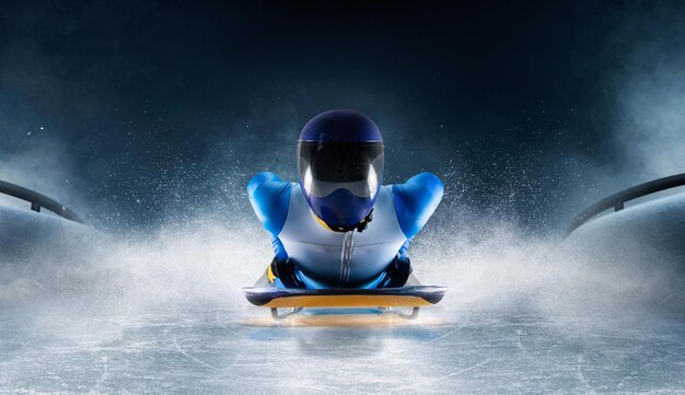 Skeleton Sport Bobsled Luge Der Athlet fährt mit einem Schlitten auf einer Eisbahn hinab