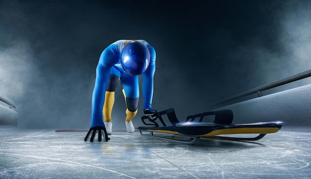 Skeleton sport bobsled luge der athlet fährt mit einem schlitten auf einer eisbahn hinab