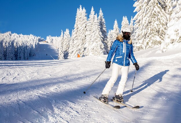 Skifahrer, die im Bergresort den Hügel hinunterfahren